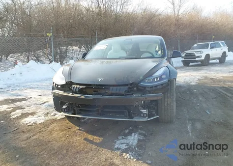 2022 Tesla Model 3 Long Range Dual Motor All-Wheel Drive z USA, uszkodzony, nr VIN 5YJ3E1EB9NF118846